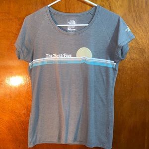 women’s north face t-shirt (m)